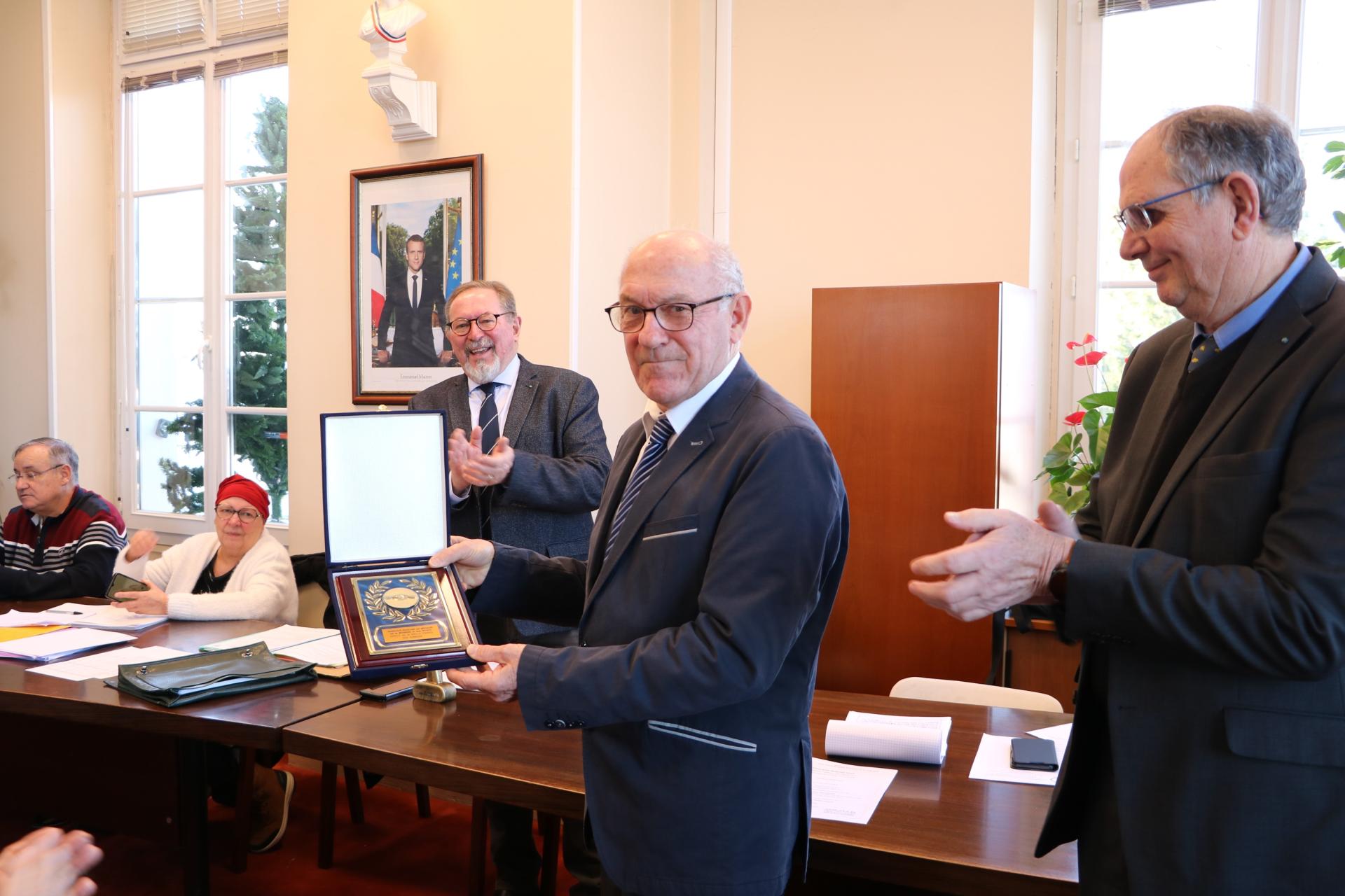 Remise plaquette CEVIFS à M. HURTEL